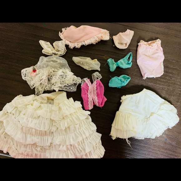VINTAGE 1960S Mattel Barbie lot with accessories and complete outfit sets!! - Picture 6 of 12